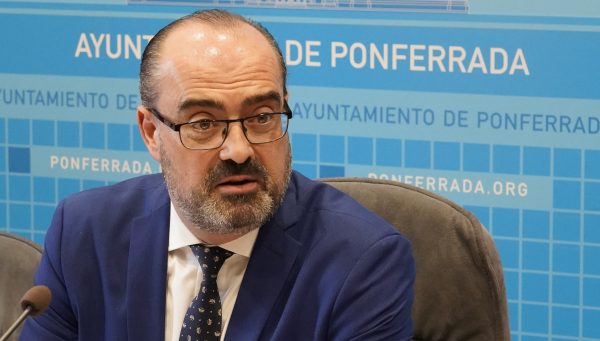 El alcalde Ponferrada, Marco Morala (C), y los tenientes de alcalde de Ponferrada, Lidia Coca e Iván Alonso (I), durante su comparecencia sobre la Zona de Bajas Emisiones. / César Sánchez