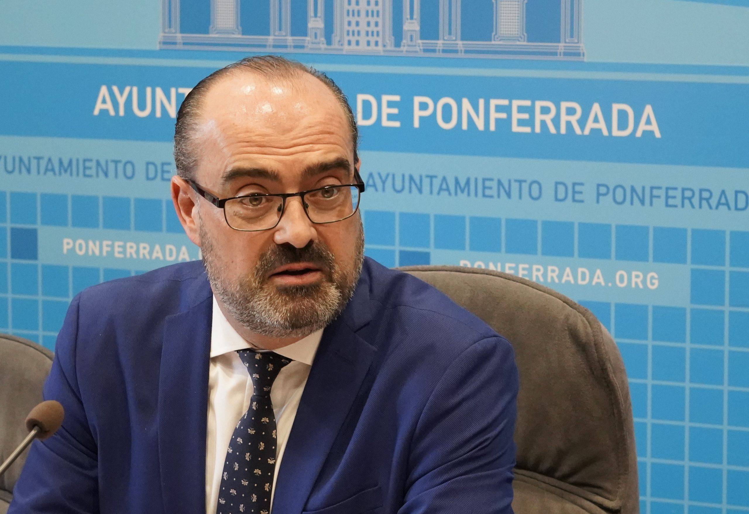 El alcalde Ponferrada, Marco Morala (C), y los tenientes de alcalde de Ponferrada, Lidia Coca e Iván Alonso (I), durante su comparecencia sobre la Zona de Bajas Emisiones. / César Sánchez