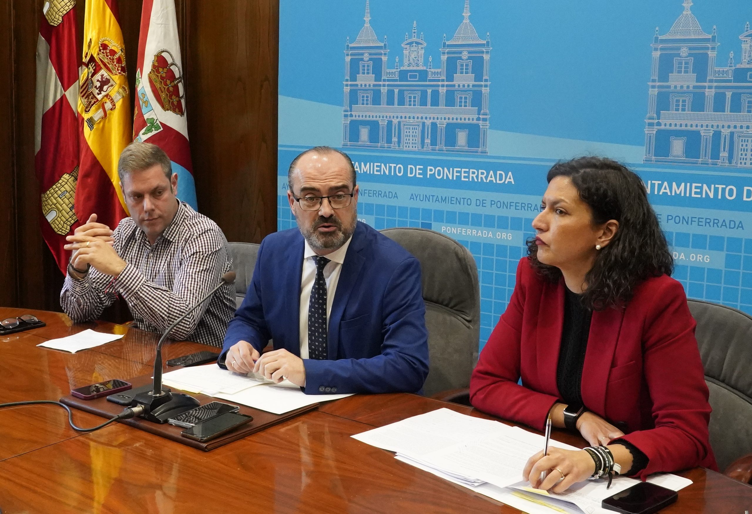 El alcalde Ponferrada, Marco Morala (C), y los tenientes de alcalde de Ponferrada, Lidia Coca e Iván Alonso (I), durante su comparecencia sobre la Zona de Bajas Emisiones