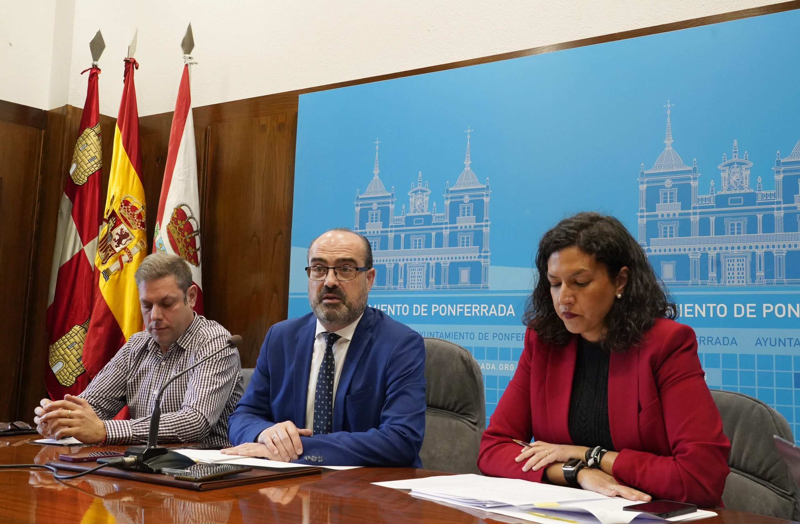 El alcalde Ponferrada, Marco Morala (C), y los tenientes de alcalde de Ponferrada, Lidia Coca e Iván Alonso (I), durante su comparecencia sobre la Zona de Bajas Emisiones