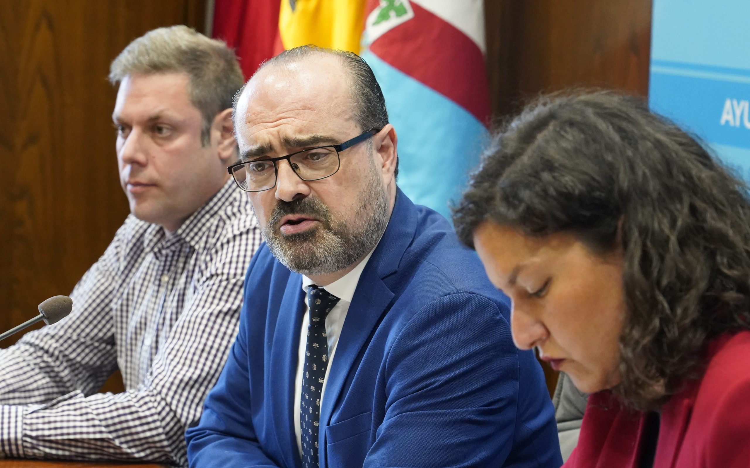 El alcalde Ponferrada, Marco Morala (C), y los tenientes de alcalde de Ponferrada, Lidia Coca e Iván Alonso (I), durante su comparecencia sobre la Zona de Bajas Emisiones