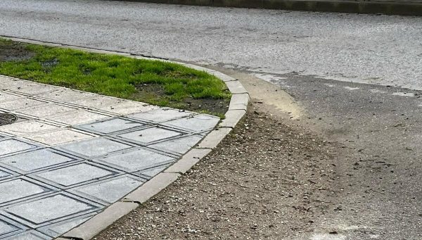 Rebaje en el paso de peatones de la calle Eladia Baylina, cruce con avenida Pérez Colino.