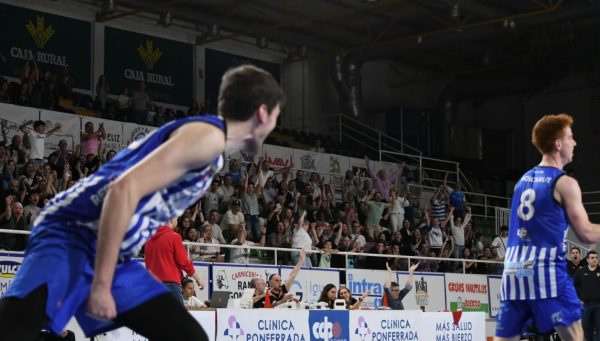 Aficionados del Clínica Ponferrada SDP en el Lydia Valentín.