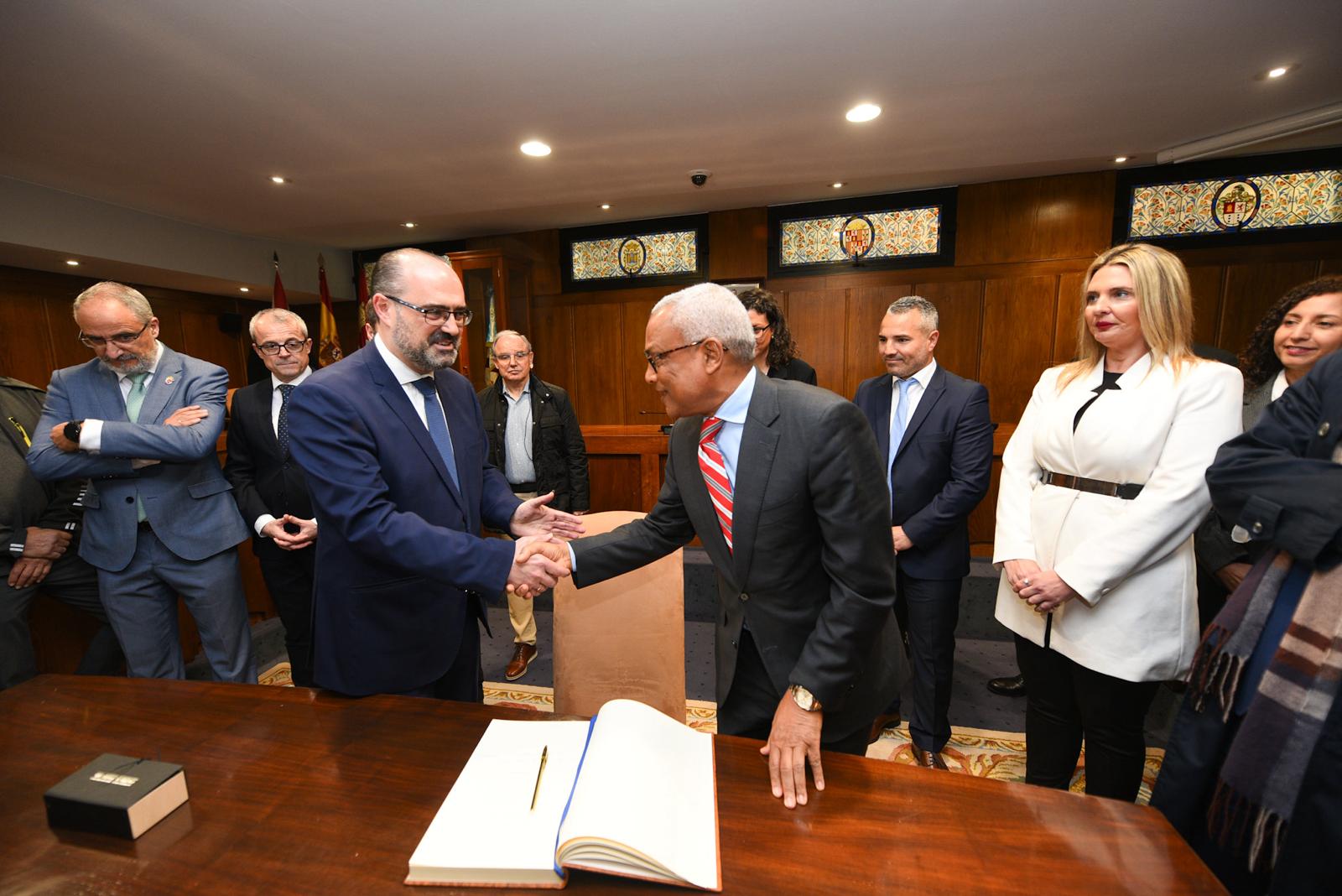 Visita del presidente de Cabo Verde, José María Pereira Neves, al Ayuntamiento de Ponferrada. / QUINITO