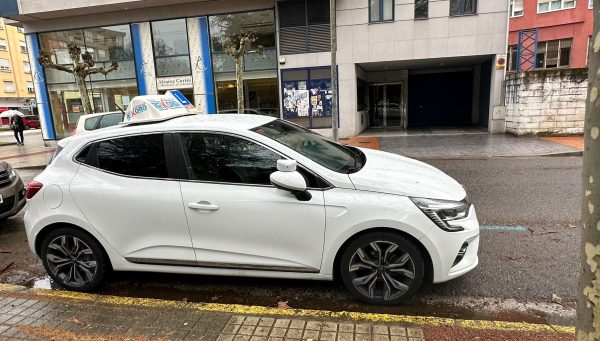 Coche de autoescuela en Ponferrada