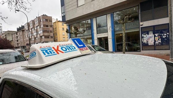 Coche de autoescuela en Ponferrada