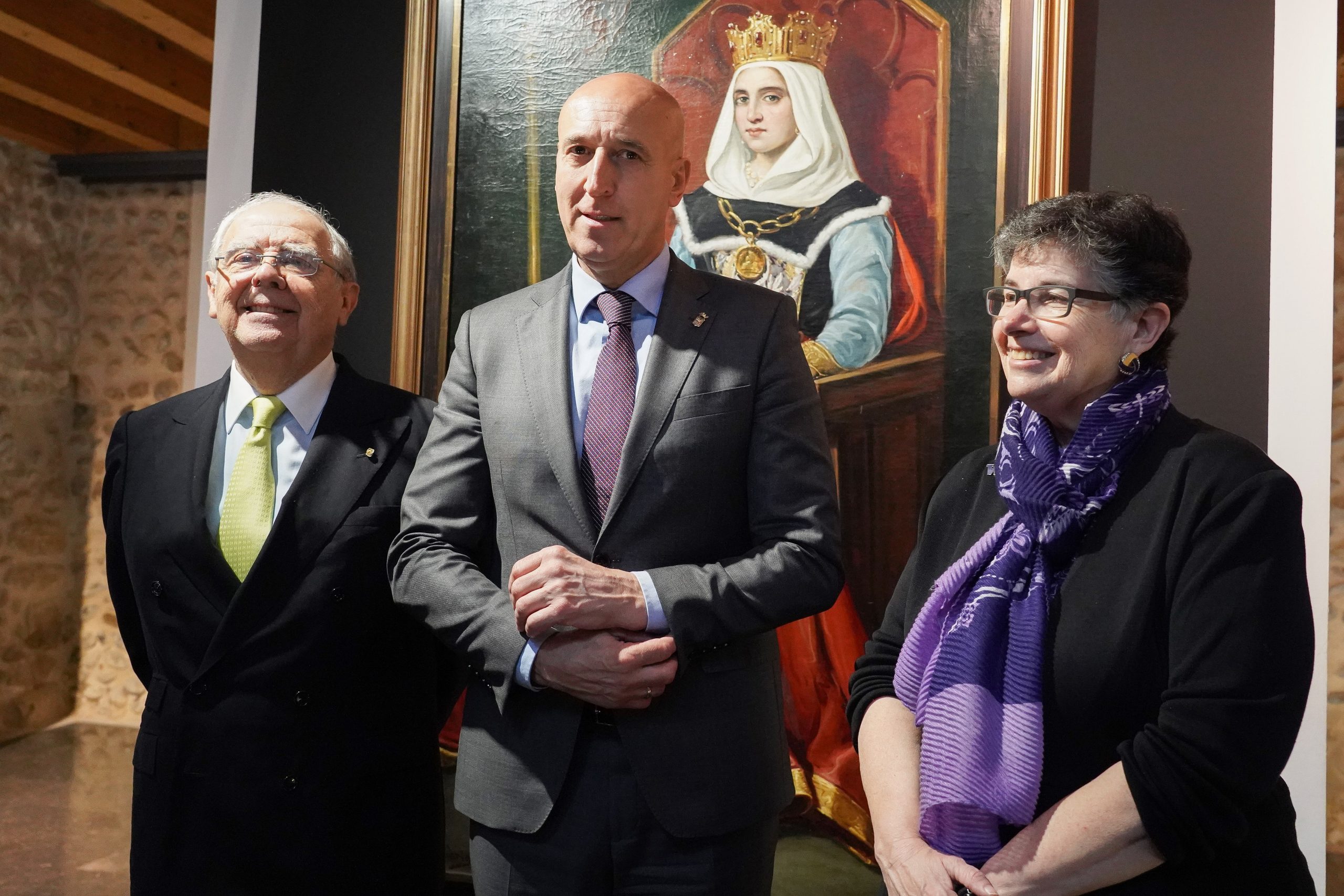 El alcalde de León, José Antonio Diez, entrega el título de Hijo Adoptivo al cónsul honorario de España en Washington, Luis Fernando Esteban, y la Insignia de Oro de la Ciudad a la presidenta de la Universidad de Washington, Ana Mari Cauce