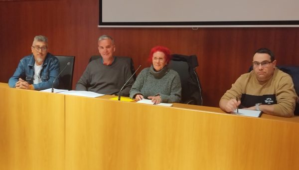 Amparo Villadangos, junto a parte de su junta directiva, durante la asamblea de socios del CB Bembibre