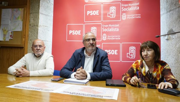 El portavoz del grupo municipal socialista de Ponferrada, Olegario Ramón (C), junto a varios concejales, durante la rueda de prensa para tratar sobre actualidad municipal