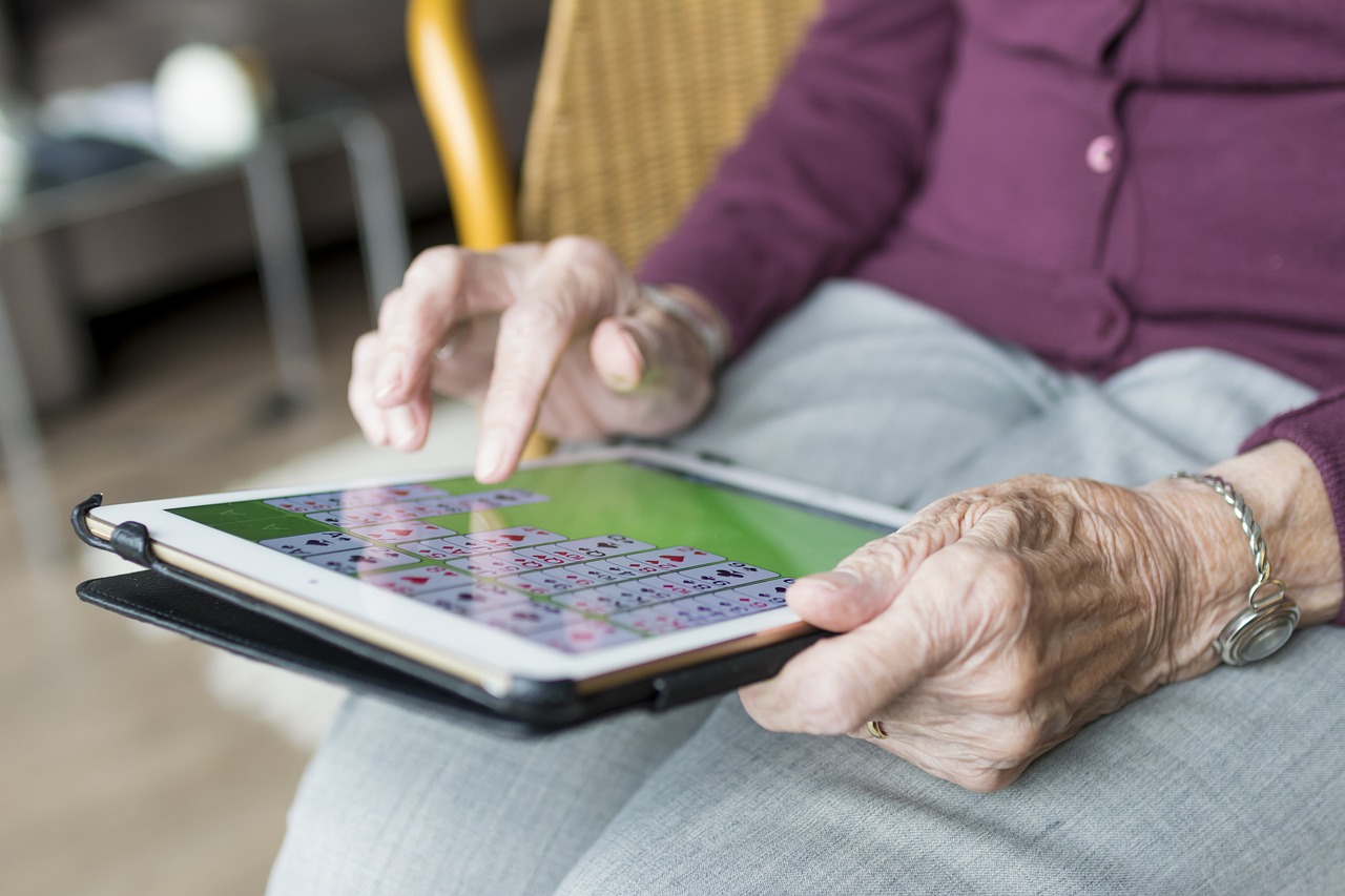 Mujer mayor utilizando una tablet