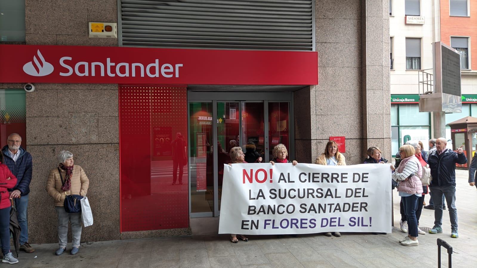 Protesta contra el cierre de la sucursal del Banco Santander en Flores del Sil