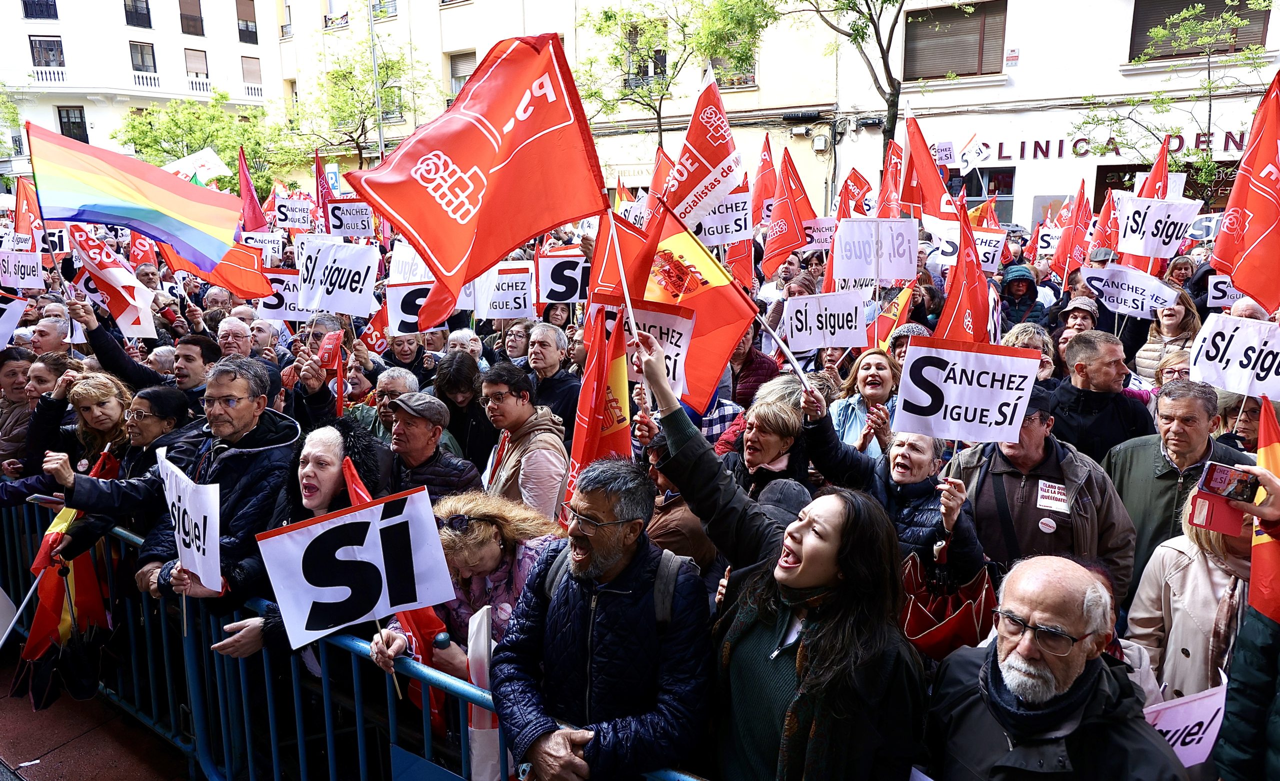 Simpatizantes socialistas se concentran a las puertas de la se Socialista durante la reunión del Comité Federal