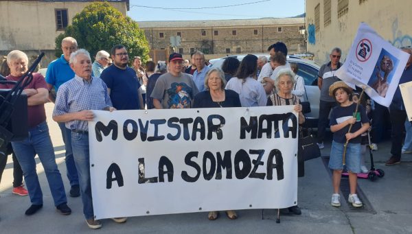 Manifestación en Villafranca por la incomunicación que sufren los pueblos de la Somoza berciana. / EBD