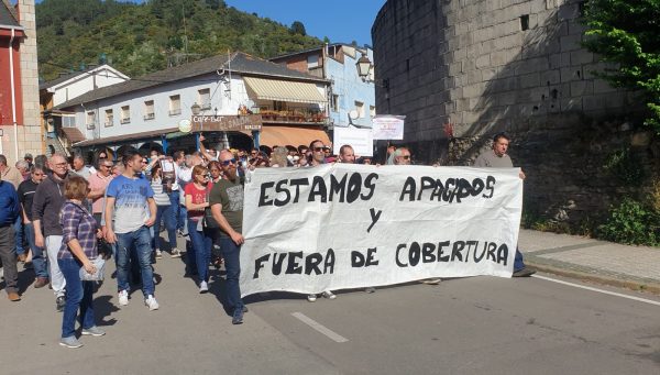 Manifestación en Villafranca por la incomunicación que sufren los pueblos de la Somoza berciana. / EBD