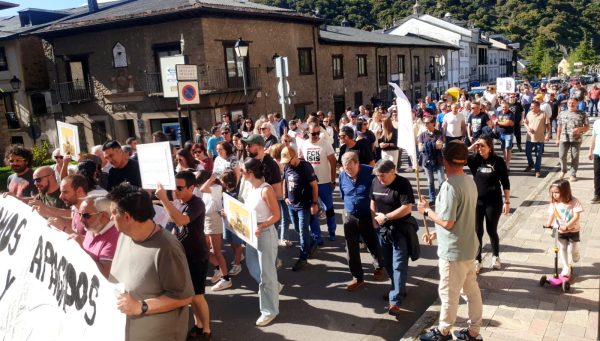 Manifestación en Villafranca por la incomunicación que sufren los pueblos de la Somoza berciana. / EBD