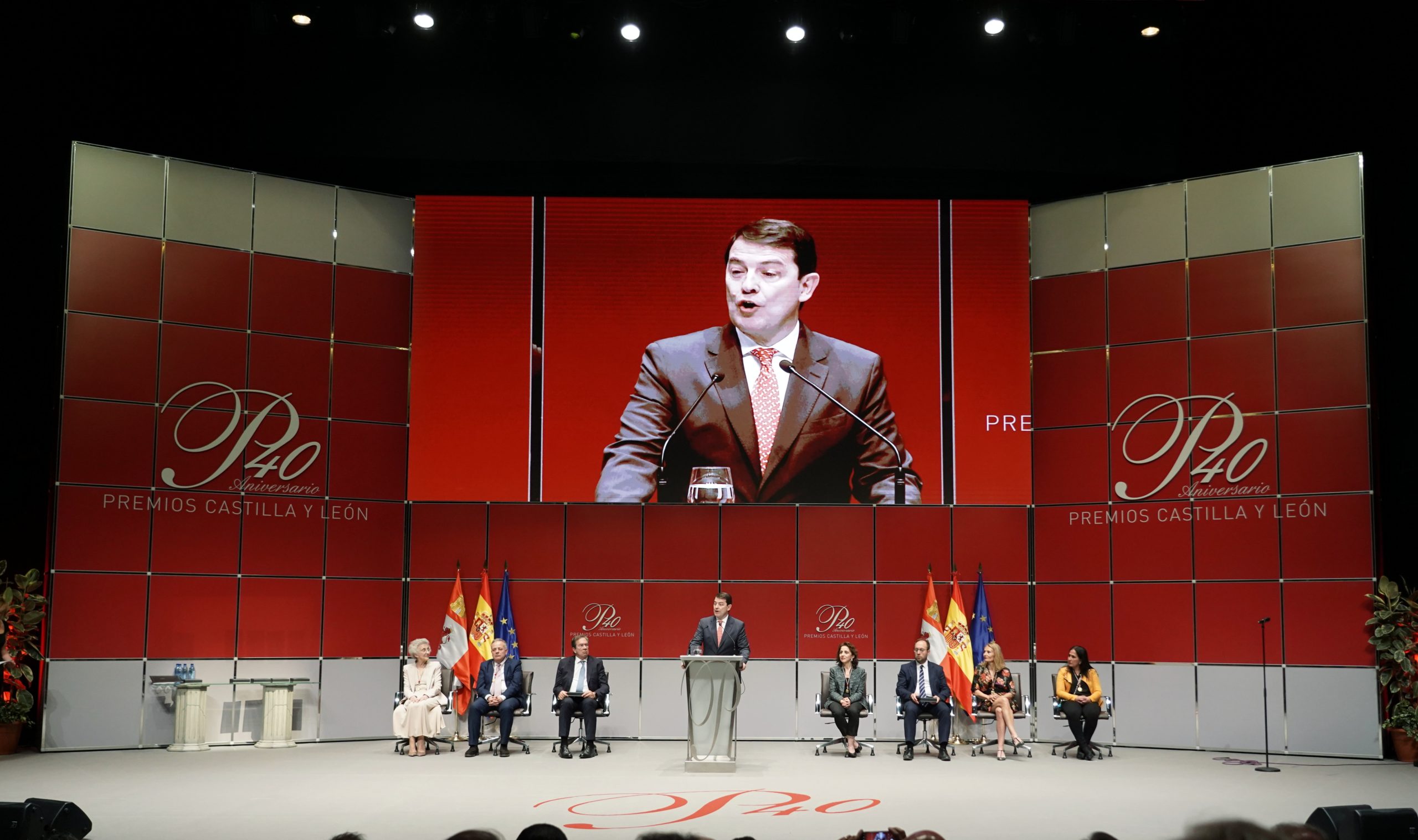 El presidente de la Junta, Alfonso Fernández Mañueco, durante su intervención en el acto de entrega de los Premios Castilla y León 2023.