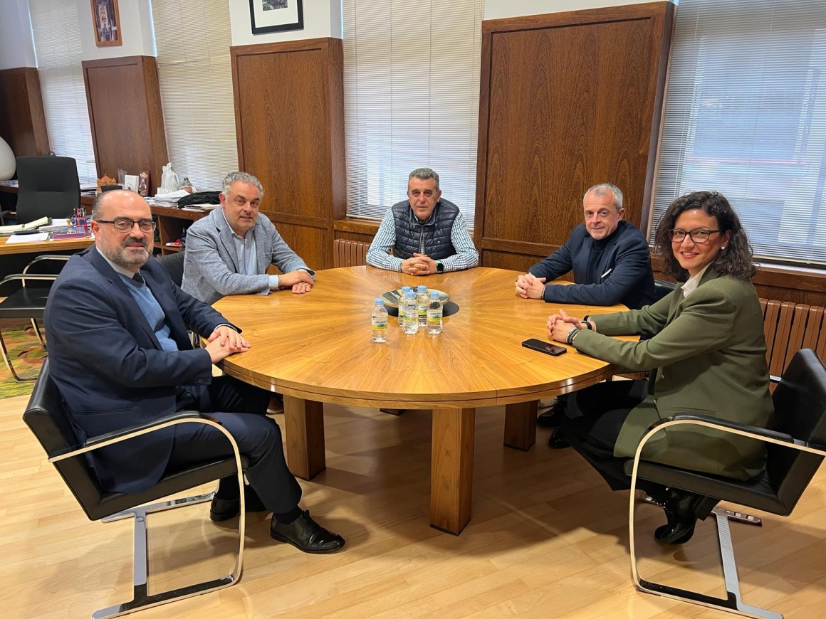 Los alcaldes de Ponferrada y Astorga, con varios concejales, reunidos en el Ayuntamiento astorgano