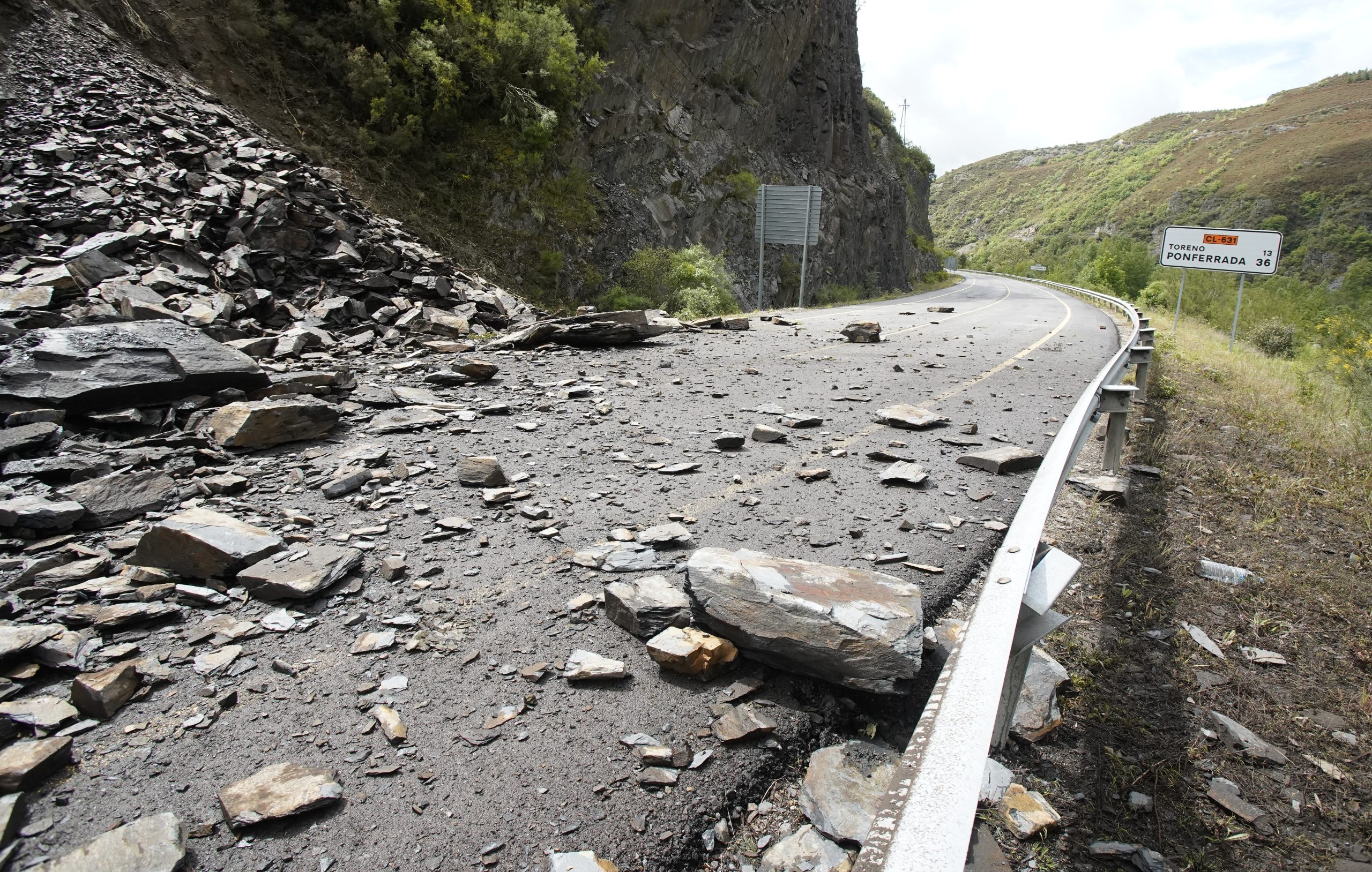 Desprendimiento de rocas y tierra en la carretera CL-631 en la localidad de Páramo del Sil