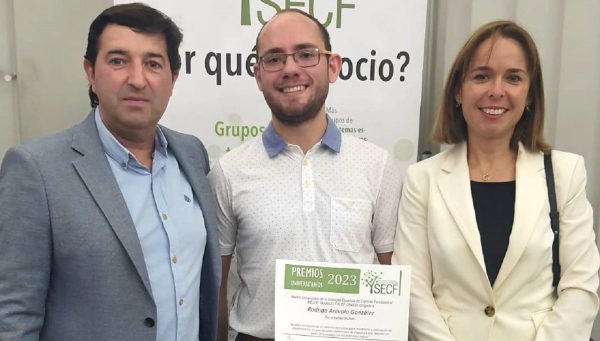 El premiado, Rodrigo Arévalo González, franqueado por sus tutores, Carlos Álvarez Cuevas y Flor Álvarez Taboada.