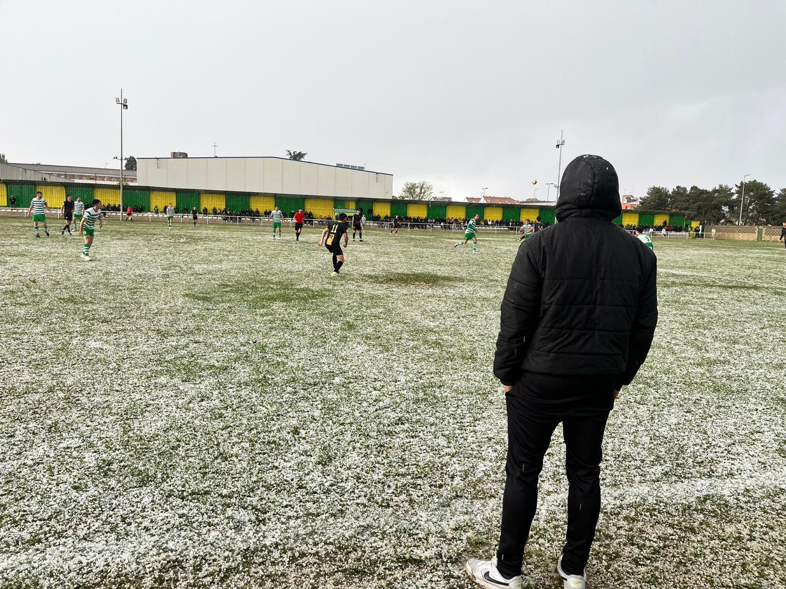 Tablas entre el Atlético Bembibre y La Virgen en un derbi provincial marcado por el granizo.