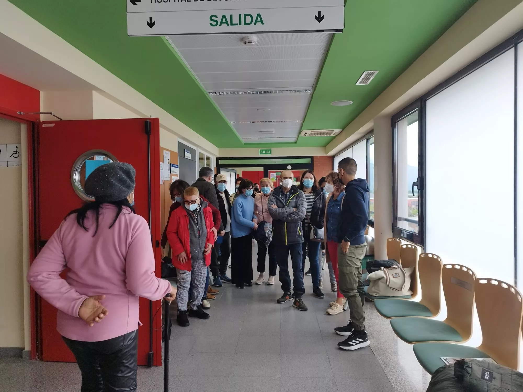 Pacientes de Oncología del Hospital El Bierzo tras ser informados de que este martes no hay médicos en el servicio