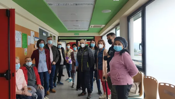 Pacientes de Oncología del Hospital El Bierzo tras ser informados de que este martes no hay médicos en el servicio