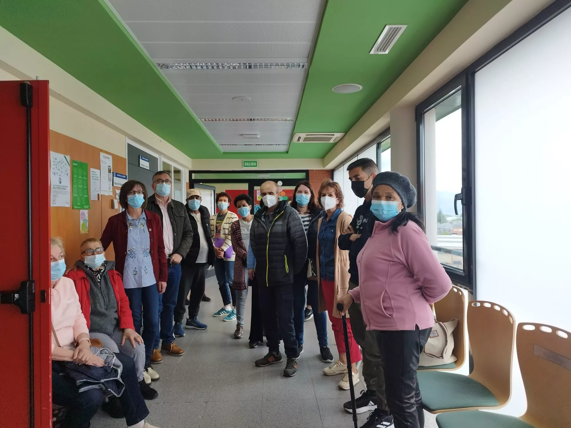 Pacientes de Oncología del Hospital El Bierzo tras ser informados de que este martes no hay médicos en el servicio