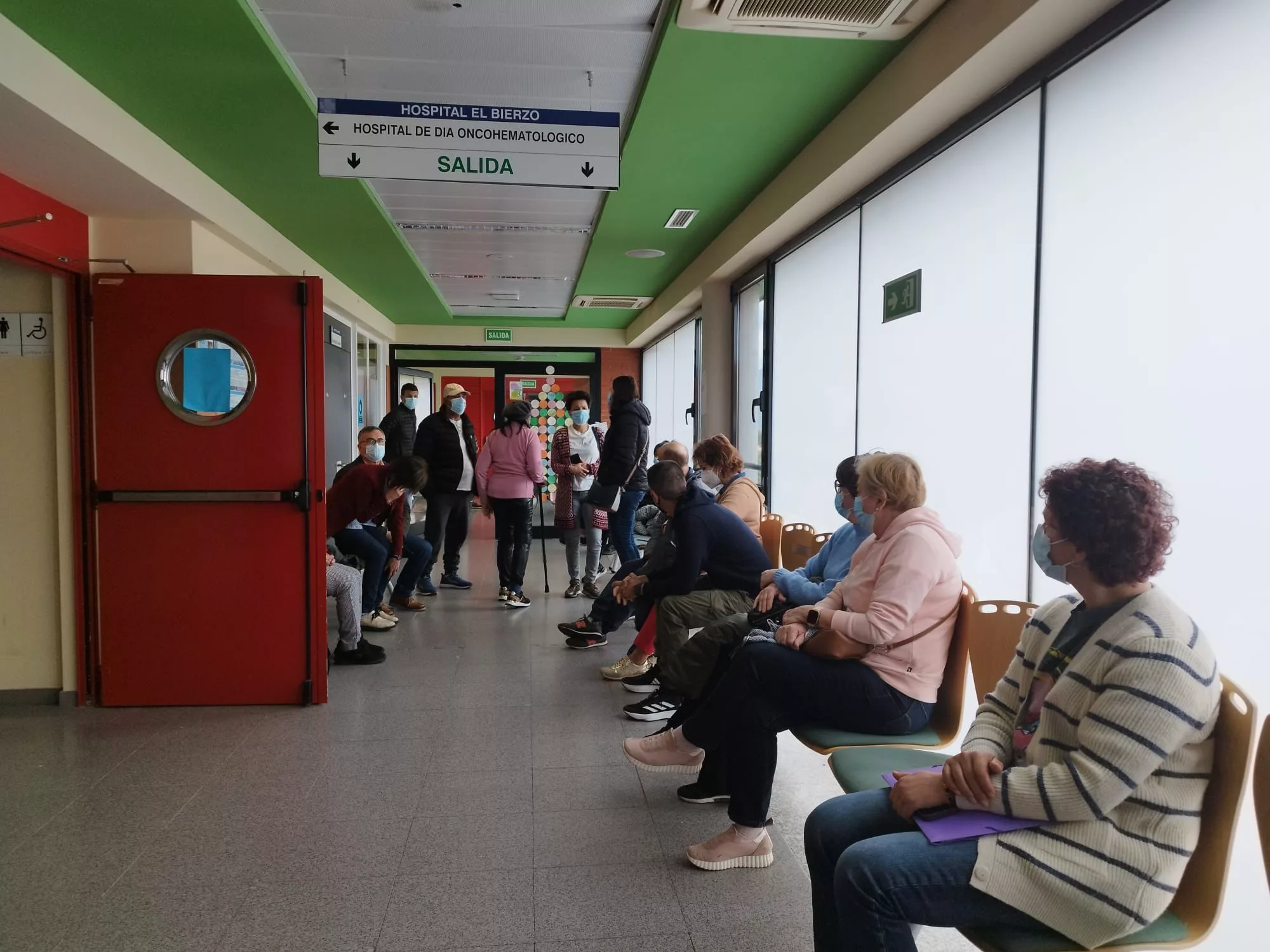 Pacientes de Oncología del Hospital El Bierzo tras ser informados de que este martes no hay médicos en el servicio. / QUINITO