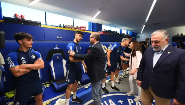 Marco Morala y Eva González visitan a los jugadores de la Ponferradina para darles suerte para el playoff.