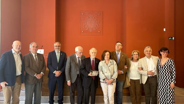 La Real Academia Española recibe el facsímil de la 1ª edición de 'El Señor de Bembibre'