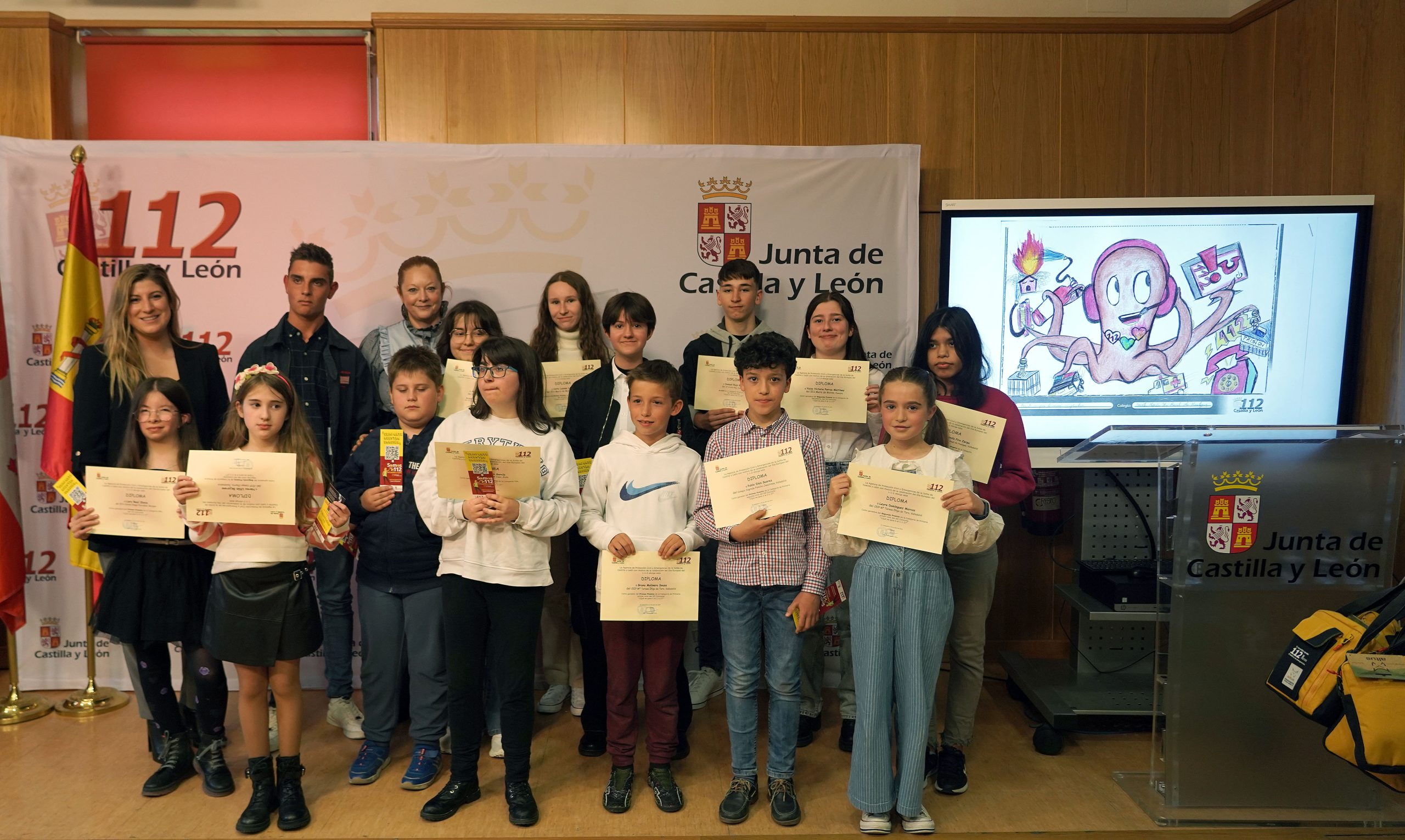 La directora de la Agencia de Protección Civil, Irene Cortés, y la delegada de la Junta en Valladolid, Raquel Alonso, junto a los galardonados del concurso 1-1-2