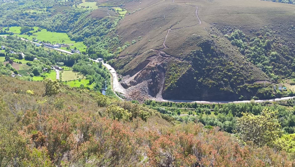 Desprendimiento de rocas que mantiene cortada la CL-631 a la altura de Páramo del Sil