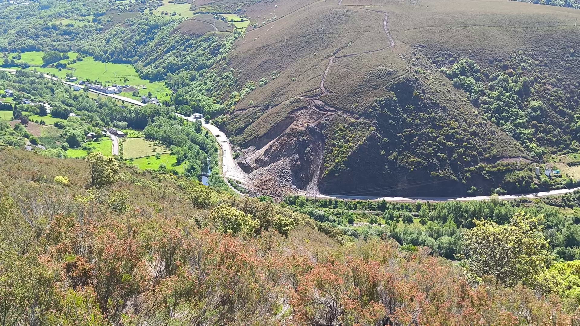 Desprendimiento de rocas que mantiene cortada la CL-631 a la altura de Páramo del Sil