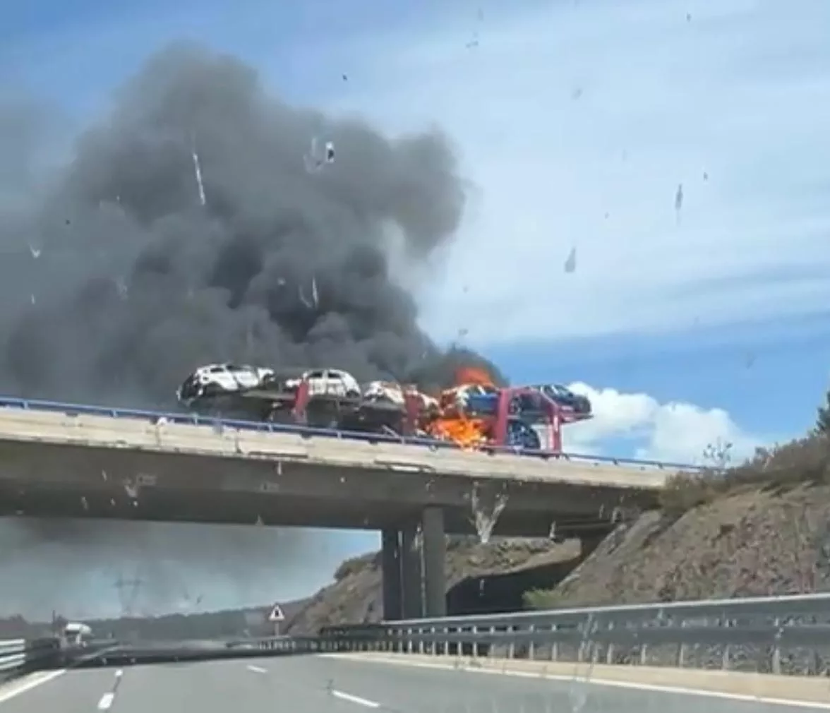 Incendio de un camión de transporte de coches en el Manzanal