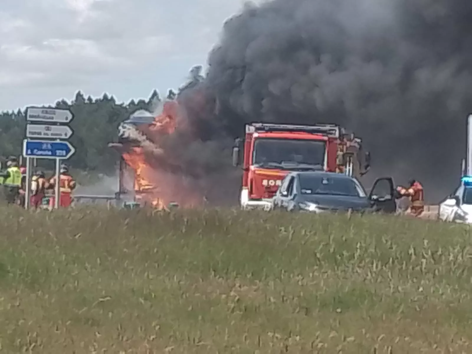 Incendio de un camión de transporte de coches en el Manzanal