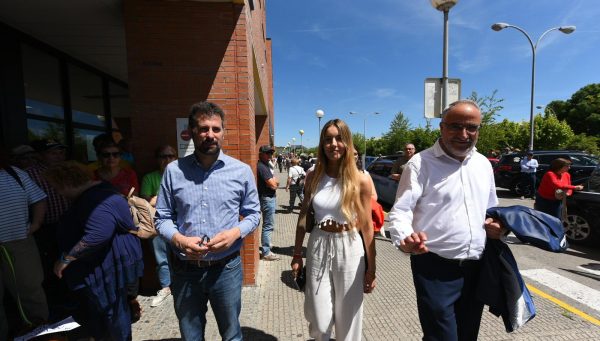 Luis Tudanca, Claudia Alba y Olegario Ramón, en la concentración por la sanidad pública ante el Hospital El Bierzo