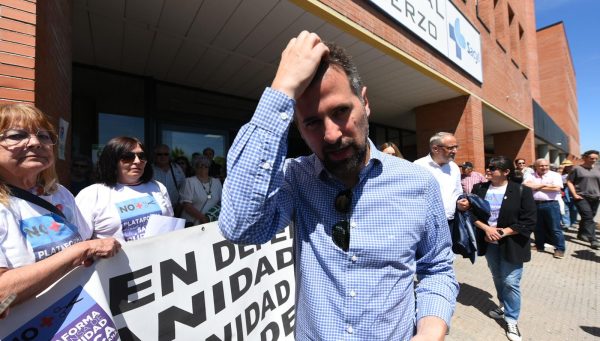 Luis Tudanca, en la concentración por la sanidad pública ante el Hospital El Bierzo