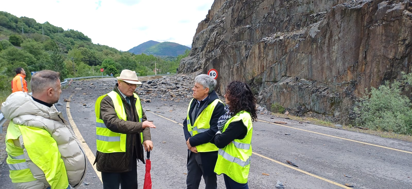 Cortada la carretera CL-631 a la altura de Páramo del Sil por un desprendimiento de tierra y rocas.