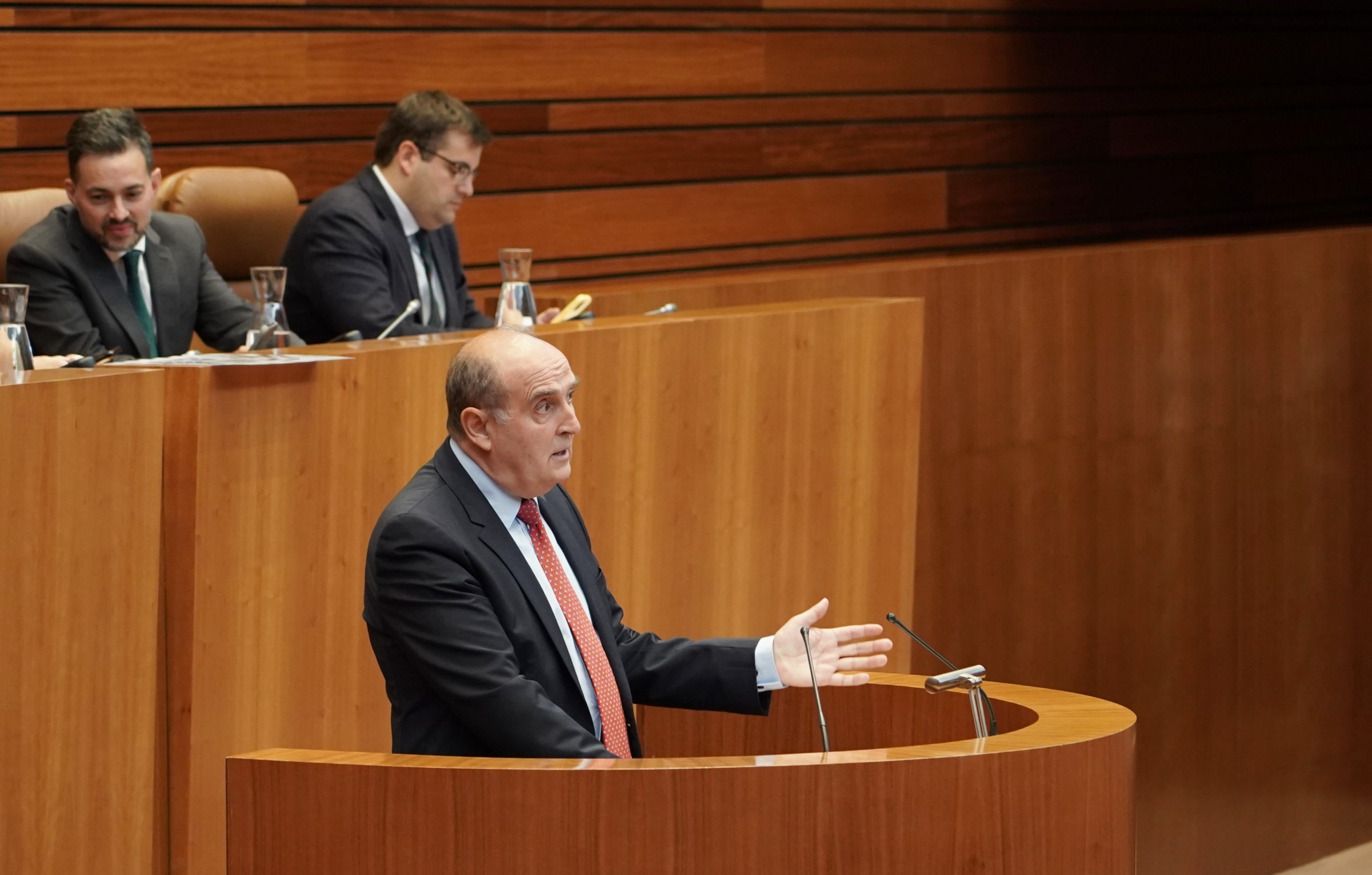 El Procurador del Común, Tomás Quintana, presenta su informe anual en el Pleno de las Cortes