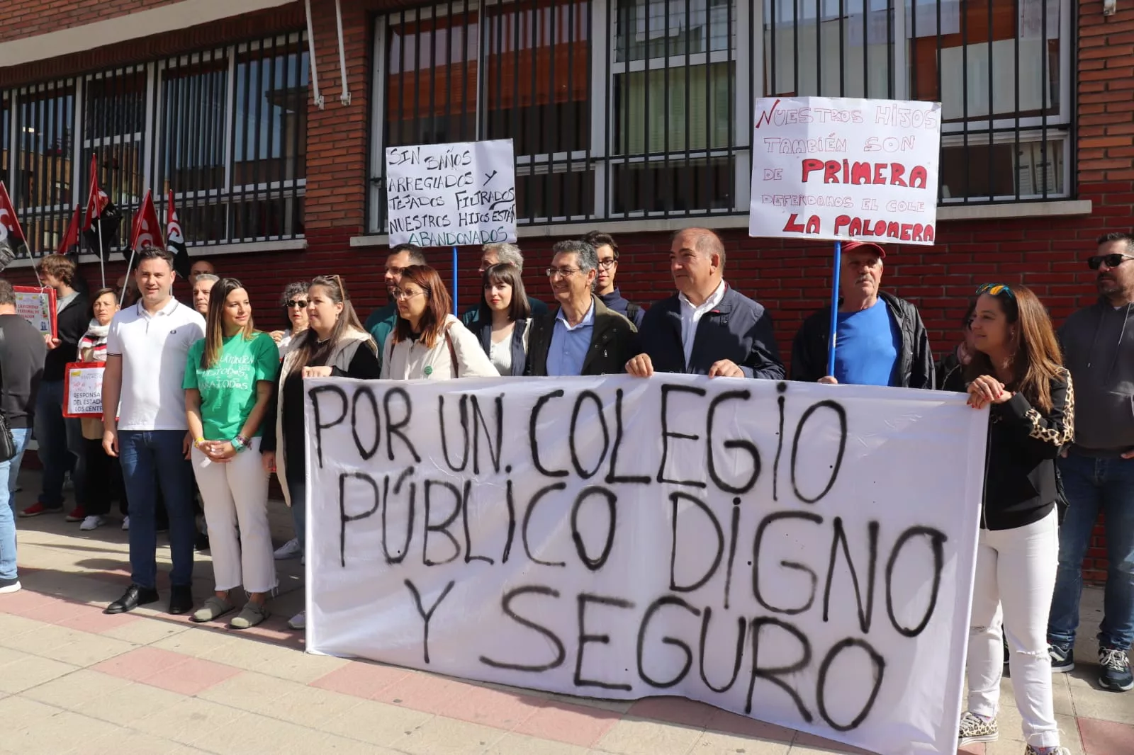 Concentración ante la Dirección Provincial de Educación