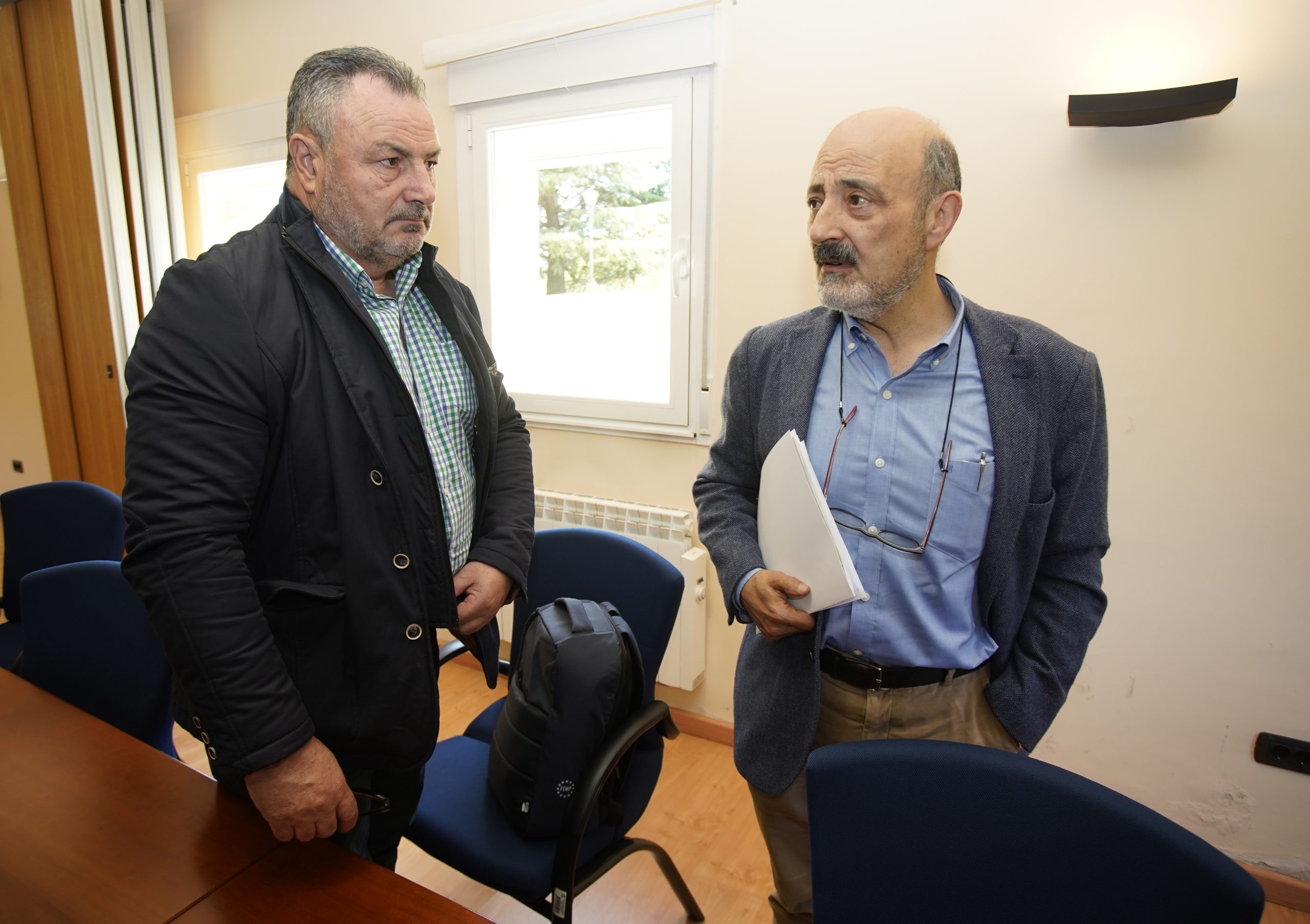 El presidente de la Confederación Hidrográfica del Miño-Sil, José Antonio Quiroga, durante la reunión con alcaldes y técnicos del organismo durante la presentación del resultado del estudio sobre la problemática y soluciones al saneamiento y depuración en el Bierzo Bajo