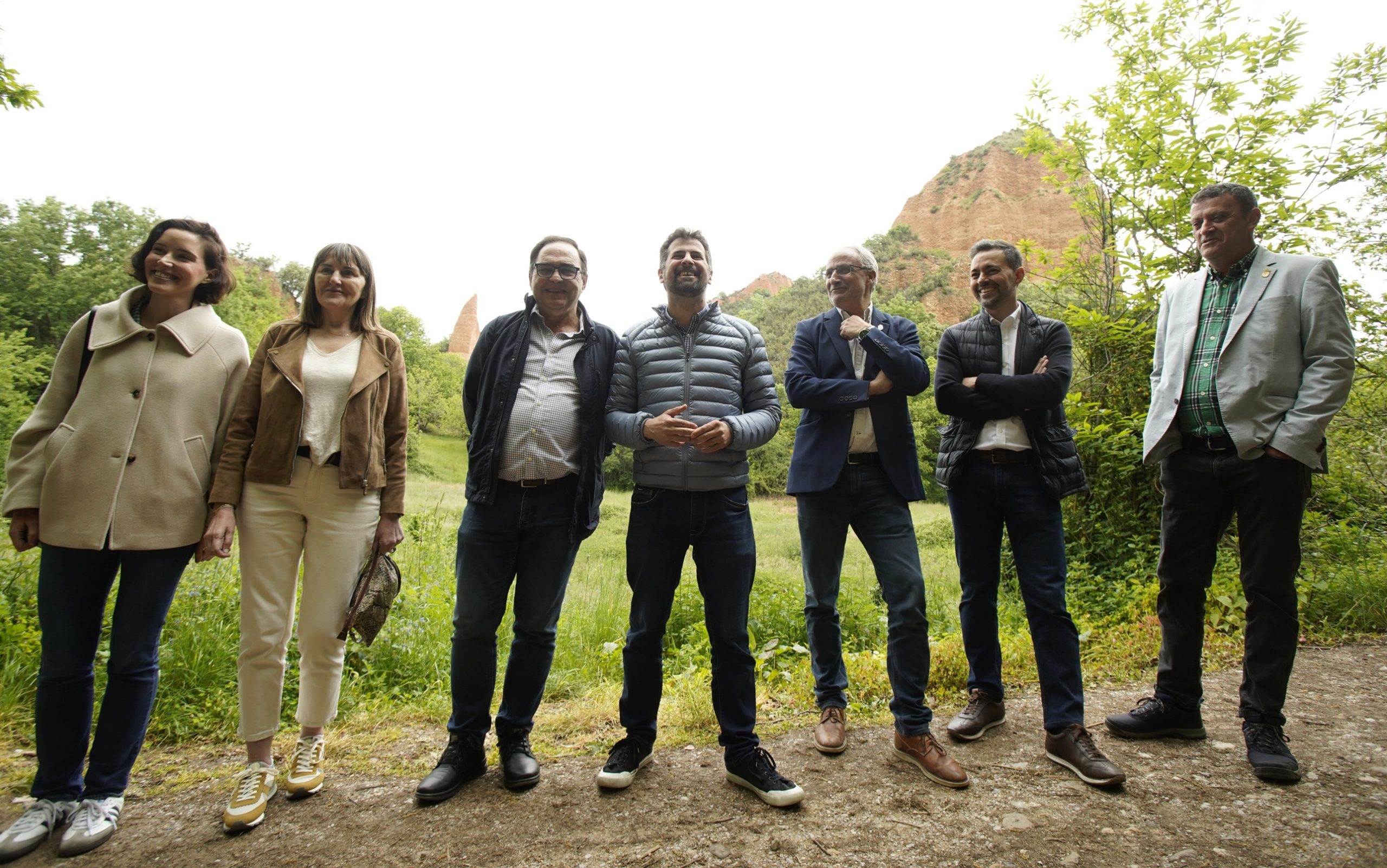 El secretario general del PSCyL, Luis Tudanca, el presidente del Consejo Comarcal de Bierzo, Olegario Ramón, y el alcalde de Carucedo, Alfonso Fernández, hacen un recorrido por el Monumento Natural de Las Médulas