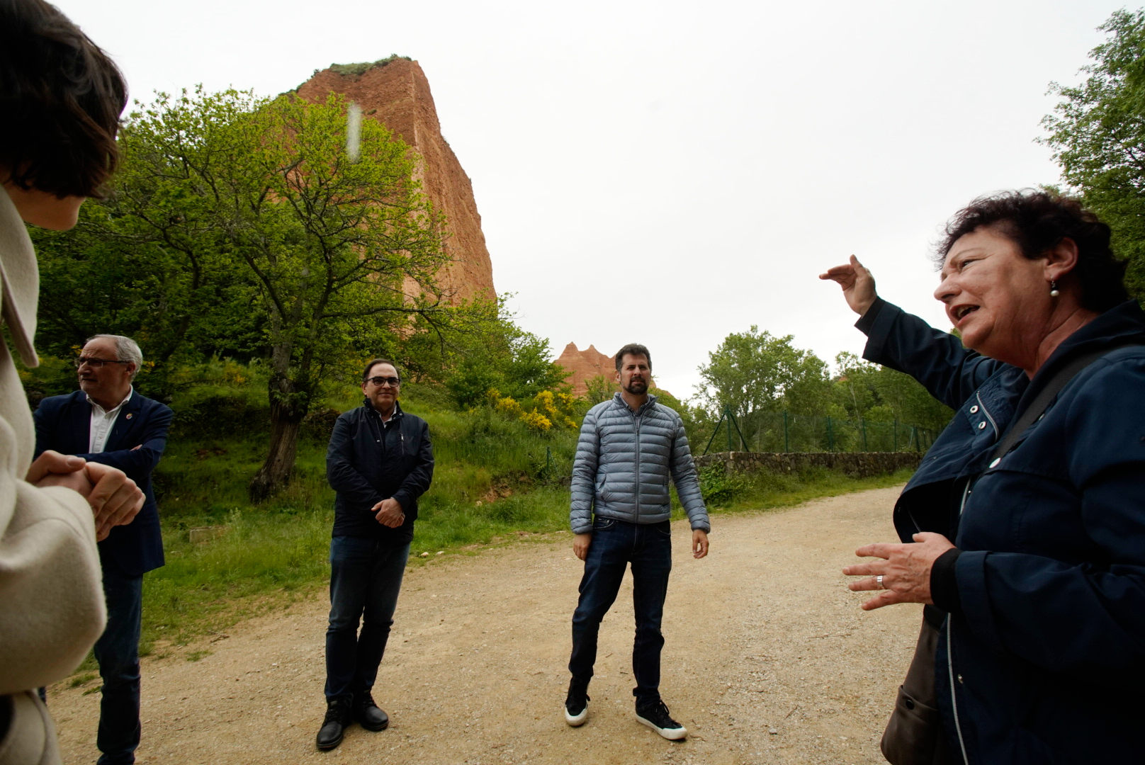 El secretario general del PSCyL, Luis Tudanca, el presidente del Consejo Comarcal de Bierzo, Olegario Ramón, y el alcalde de Carucedo, Alfonso Fernández, hacen un recorrido por el Monumento Natural de Las Médulas