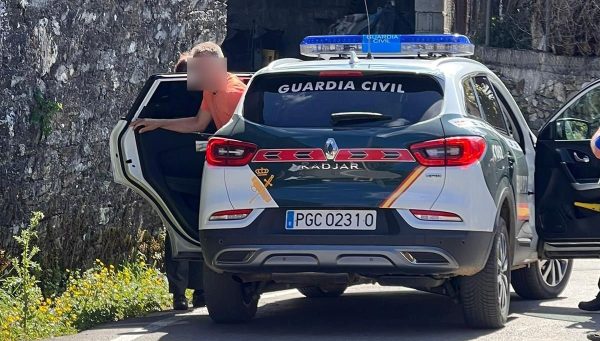 Peregrino auxiliado por la Guardia Civil cerca de Barjas