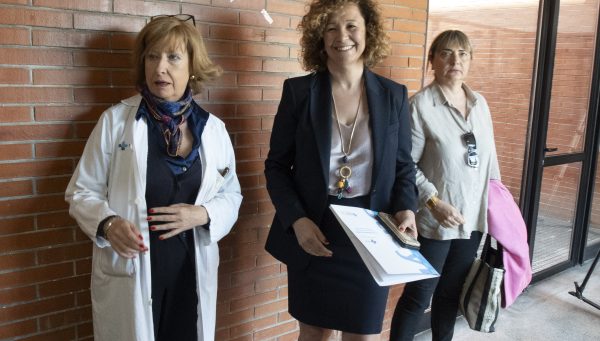 La gerente del Hospital El Bierzo, Pilar Fernández Amudia, y la directora general de Asistencia Sanitaria y Humanización de la Junta, Silvia Fernández