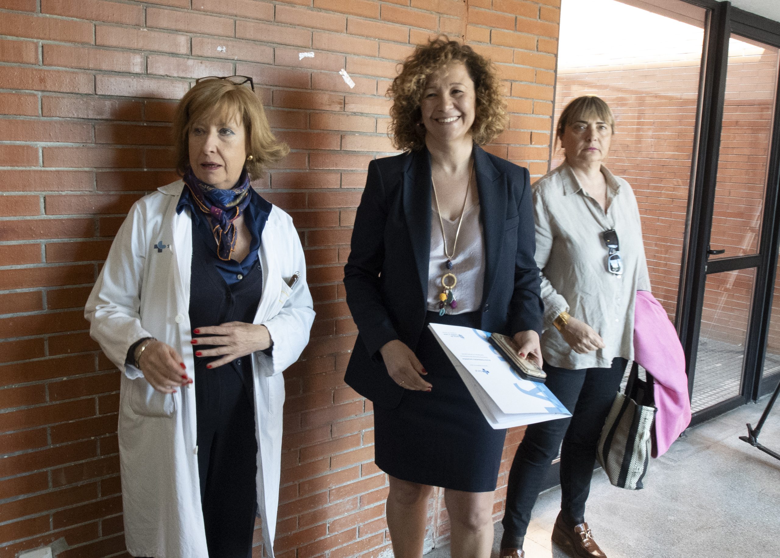 La gerente del Hospital El Bierzo, Pilar Fernández Amudia, y la directora general de Asistencia Sanitaria y Humanización de la Junta, Silvia Fernández