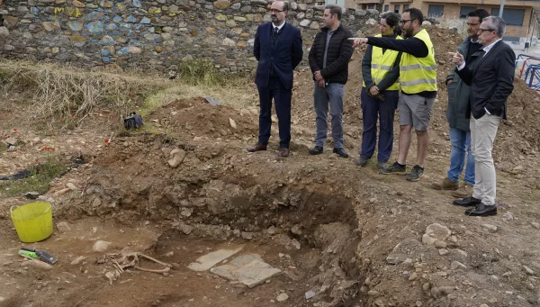 El alcalde de Ponferrada, Marco Morala, y el teniente de alcalde, Iván Alonso, hablan sobre los avances de las excavaciones que se están llevando a cabo en el antiguo Cementerio del Carmen para buscar restos de represaliados de la Guerra Civil