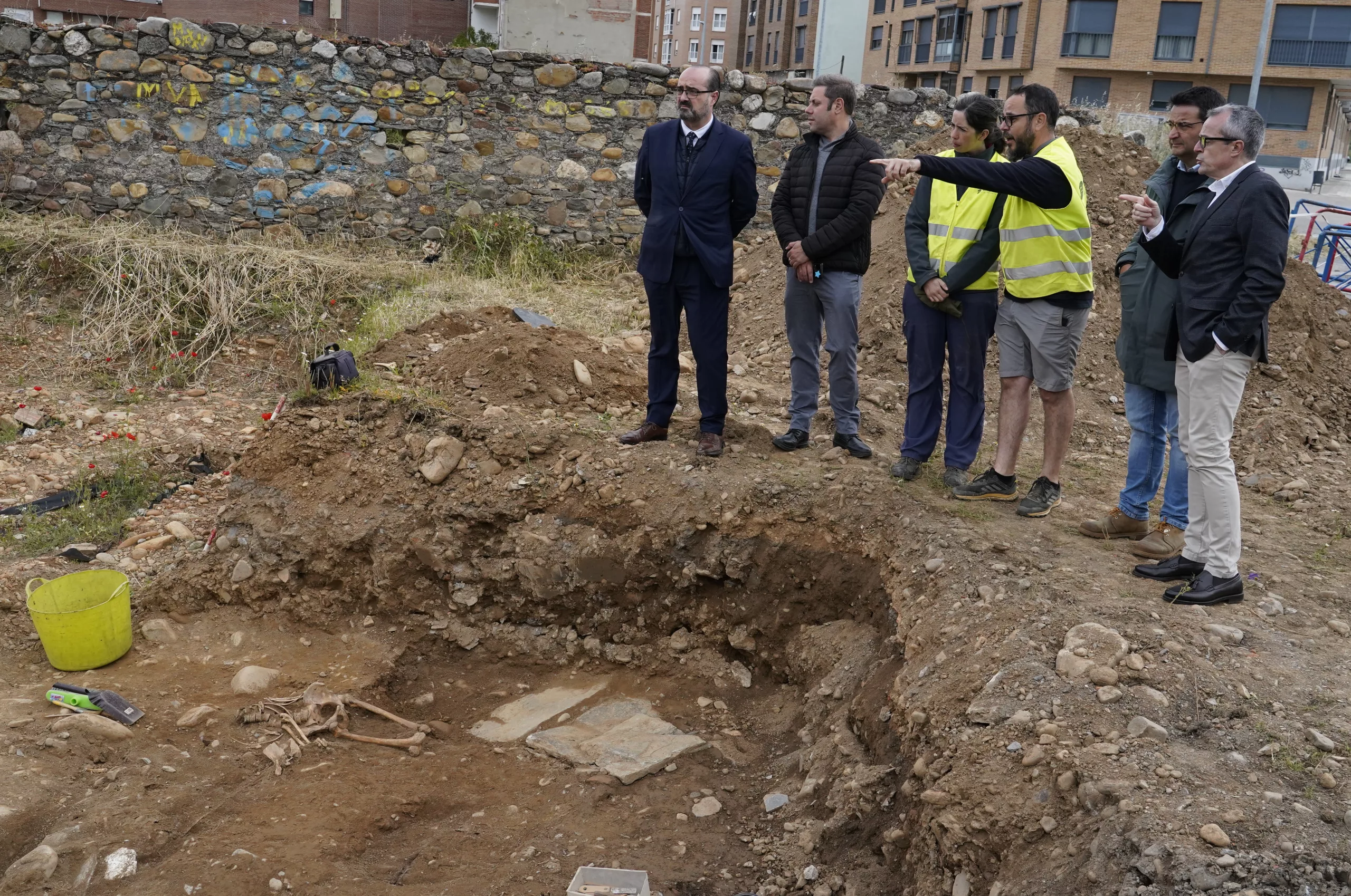 El alcalde de Ponferrada, Marco Morala, y el teniente de alcalde, Iván Alonso, hablan sobre los avances de las excavaciones que se están llevando a cabo en el antiguo Cementerio del Carmen para buscar restos de represaliados de la Guerra Civil