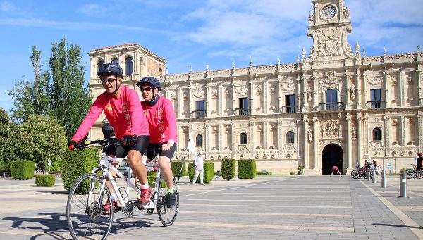 La Asociación de personas afectadas por el suicidio de un ser querido en Navarra Besarkada-Abrazo, el Club Deportivo para Ciegos de Navarra y Ayuda In hacen un recorrido en tándem hasta Santiago de Compostela.