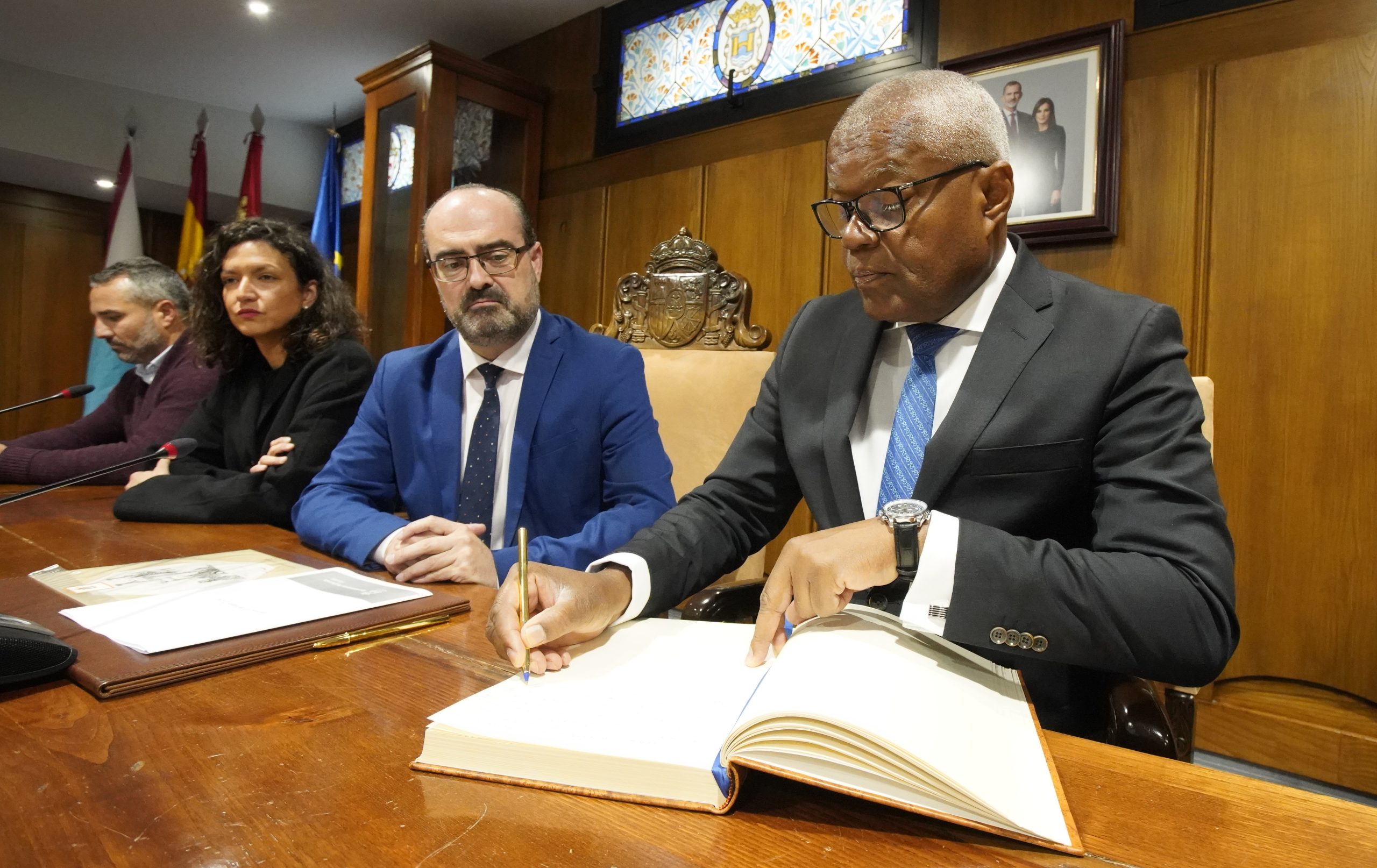 El ministro de Comunidades de Cabo Verde, Jorge Santos, durante su visita institucional al Ayuntamiento de Ponferrada